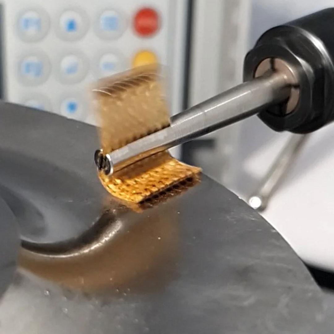 O Flap Peening é uma técnica de tratamento de superfície distinta que emprega um abrasivo em forma de flap para criar uma superfície de impacto controlada.