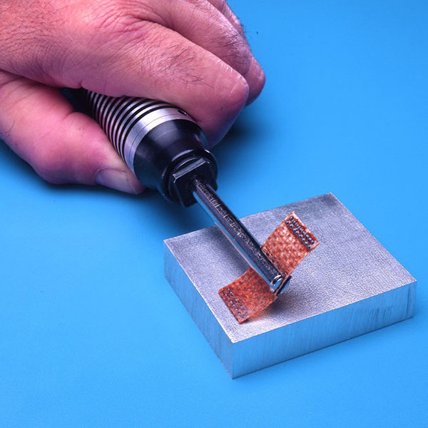 O Flap Peening é uma técnica de tratamento de superfície distinta que emprega um abrasivo em forma de flap para criar uma superfície de impacto controlada.