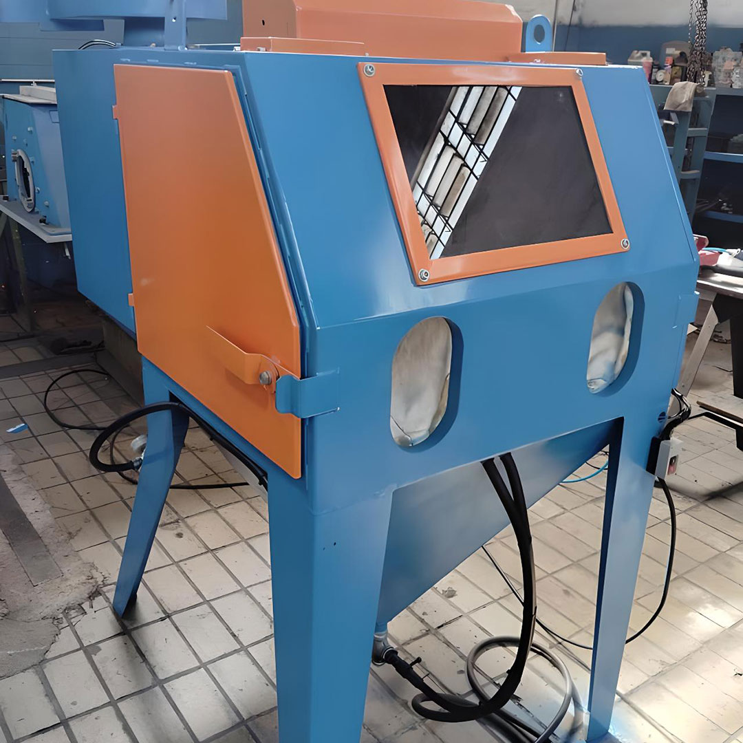 Os gabinetes de sucção são equipamentos essenciais para operações de jateamento que demandam um ambiente de trabalho limpo e livre de poeira.