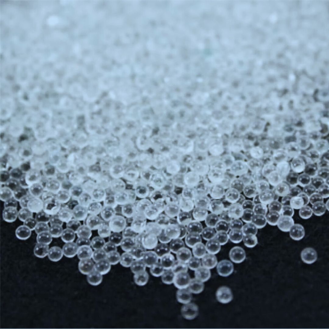 O jateamento com microesferas de vidro é um processo que utiliza pequenas esferas de vidro para limpar e preparar superfícies.