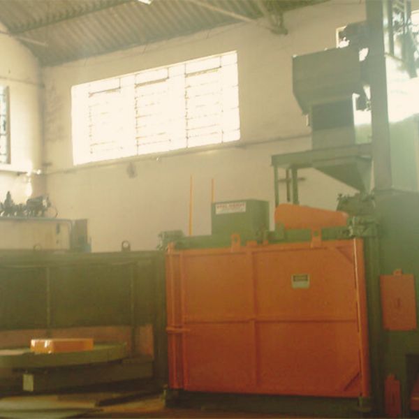 Produtividade com Máquinas de Jateamento com Mesas Rotativas.