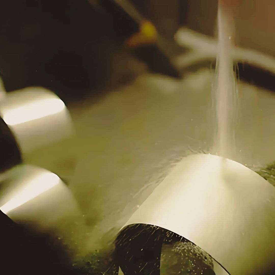 Ao remover impurezas e preparar superfícies, o jateamento melhora significativamente a resistência à corrosão e prolonga a vida útil das peças.