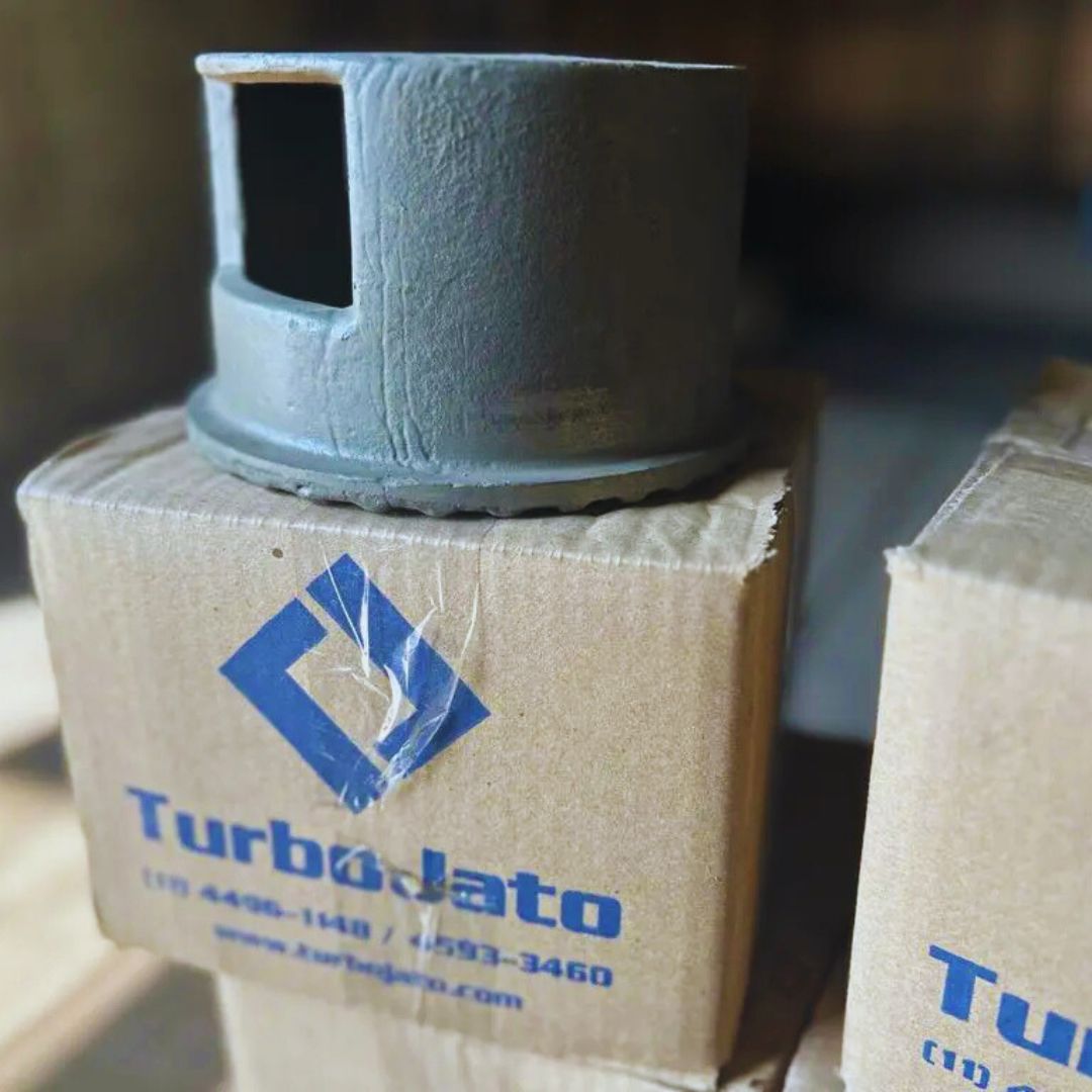 A Caixa de Controle de Turbinas é responsável por gerenciar o funcionamento das turbinas, garantindo eficiência e segurança durante o processo.