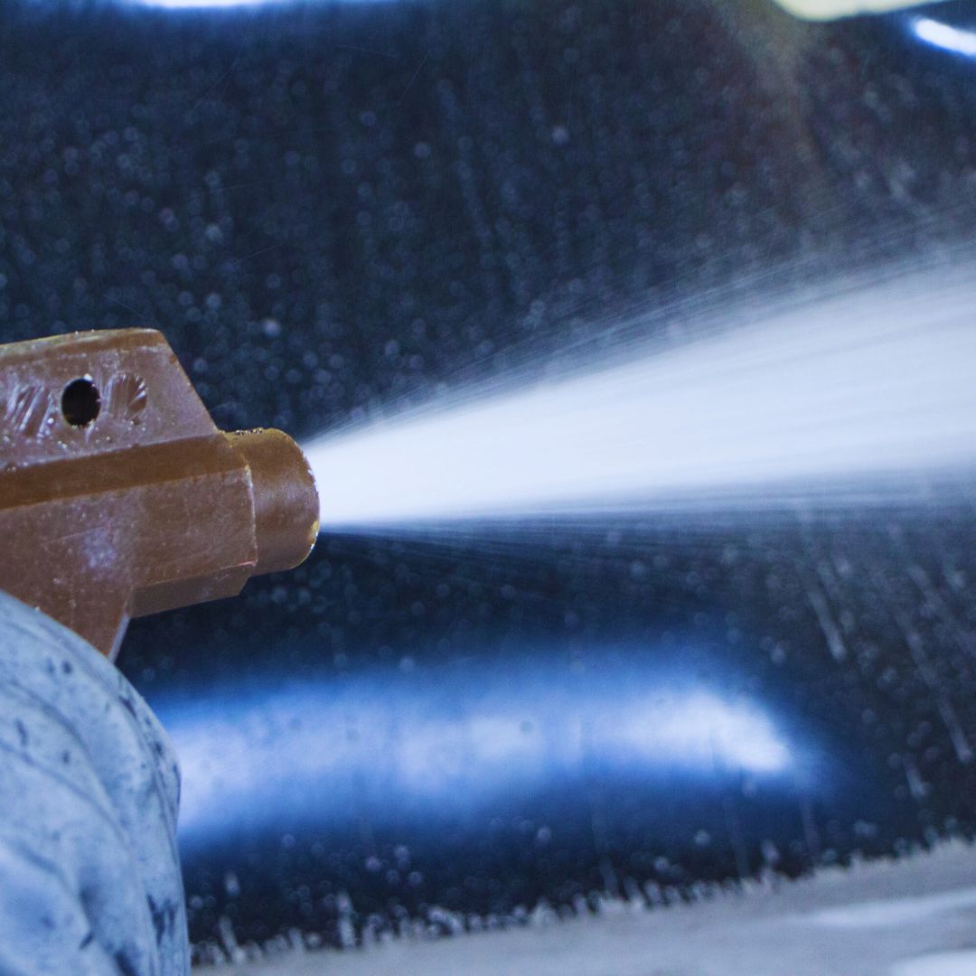Apresentamos um artigo com as principais diferenças entre as técnicas de jateamento abrasivo, shot peening e flap peening.