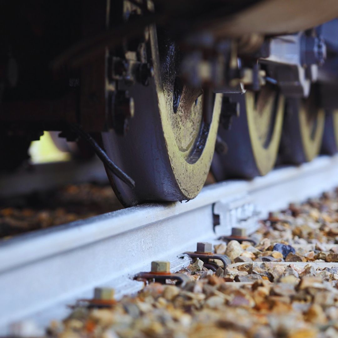 O jateamento abrasivo é fundamental para aumentar a durabilidade das peças, garantindo que elas suportem as condições adversas do ambiente ferroviário.