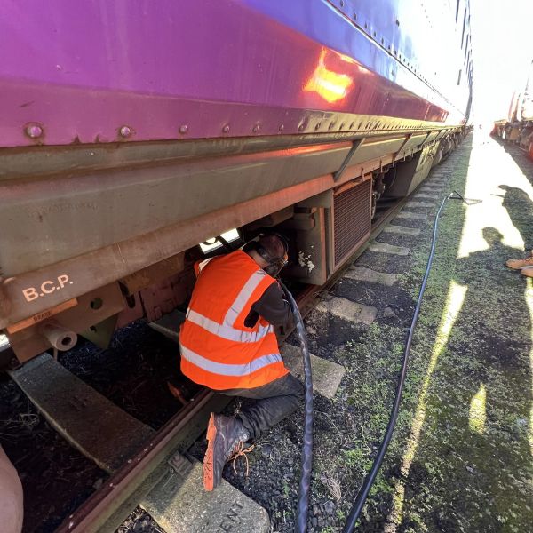 Como o Jateamento Abrasivo Aumenta a Durabilidade das Peças Ferroviárias.