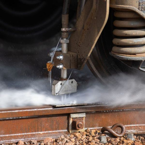 Como o Jateamento Abrasivo Aumenta a Durabilidade das Peças Ferroviárias.