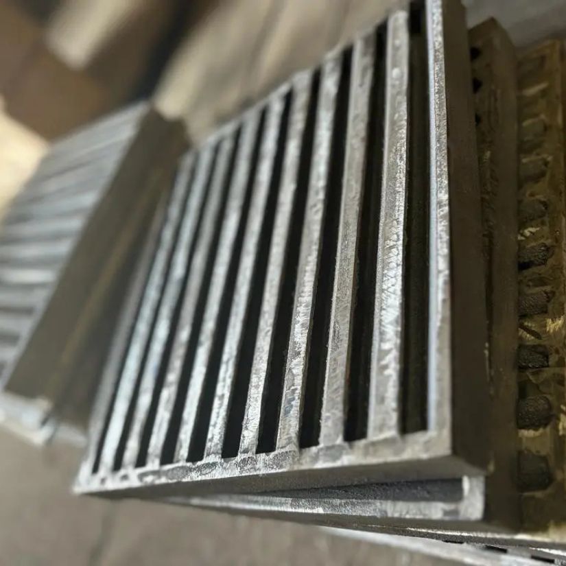 Os Benefícios das Placas Fundidas em Aço Manganês no Jateamento.