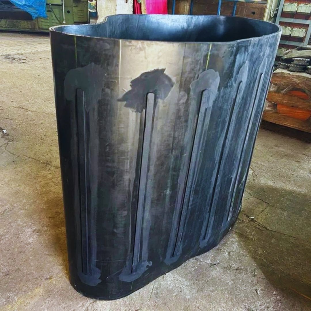 As esteiras de borracha são componentes cruciais para o funcionamento eficiente das máquinas de jateamento, garantindo um tratamento uniforme e preservando a integridade das peças delicadas.
