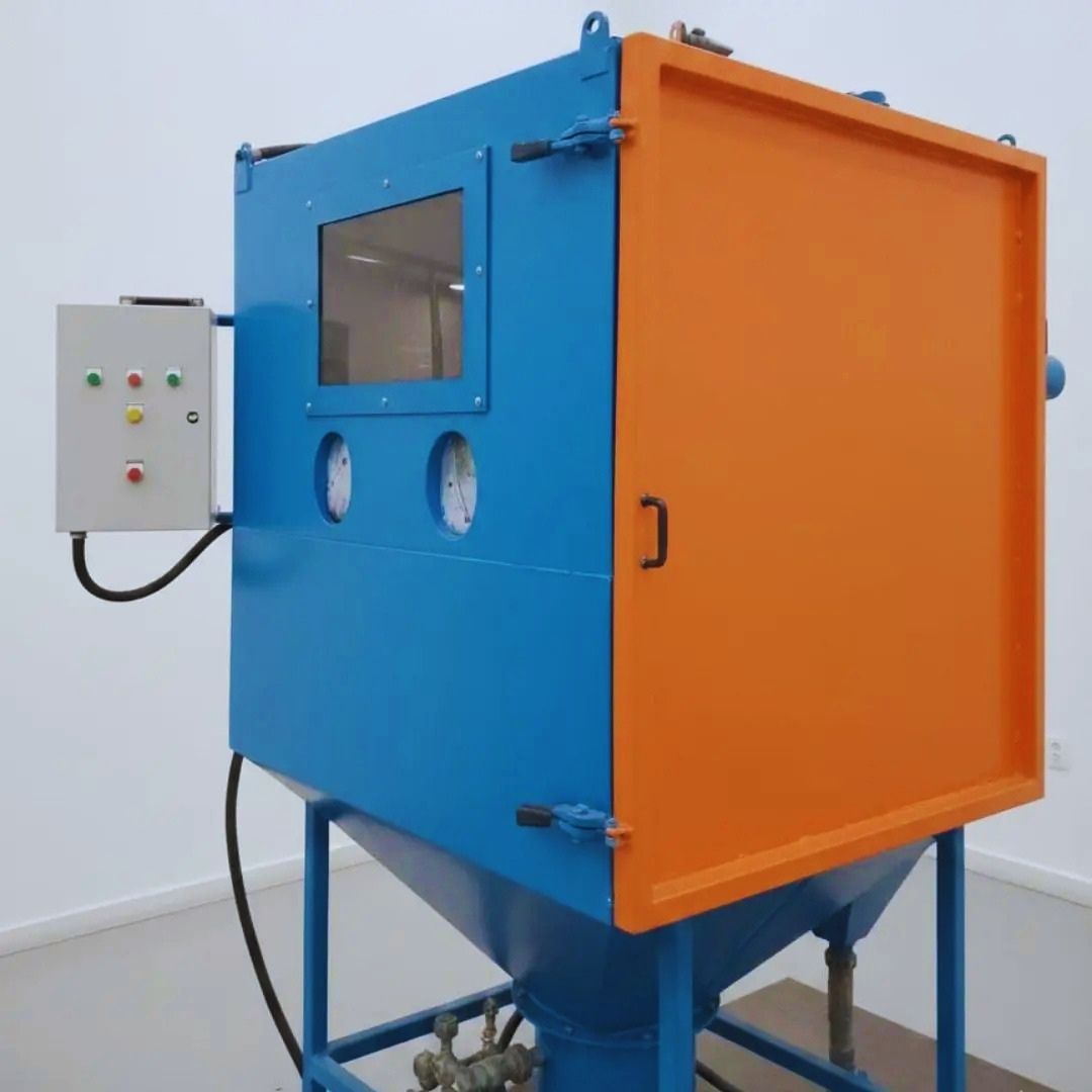 O tratamento de superfícies é uma etapa crítica em diversos setores produtivos, exigindo equipamentos que combinem força, controle e segurança operacional.