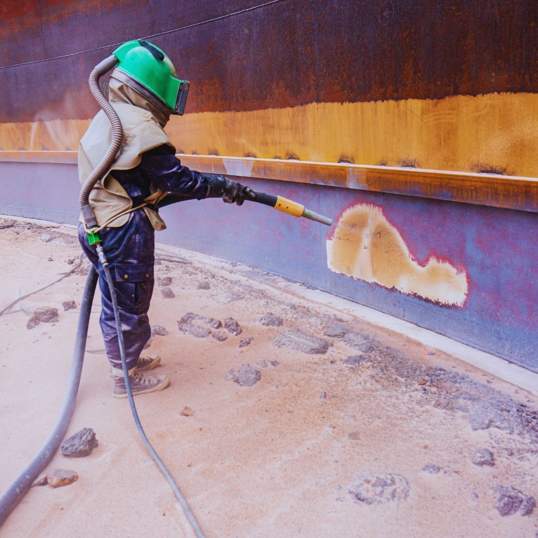 A oxidação é um dos maiores problemas enfrentados pela indústria metalúrgica, oficinas de manutenção e serralherias. Quando o oxigênio e a umidade entram em contato com o ferro ou o aço, inicia-se um processo de degradação que compromete a integridade estrutural das peças.
