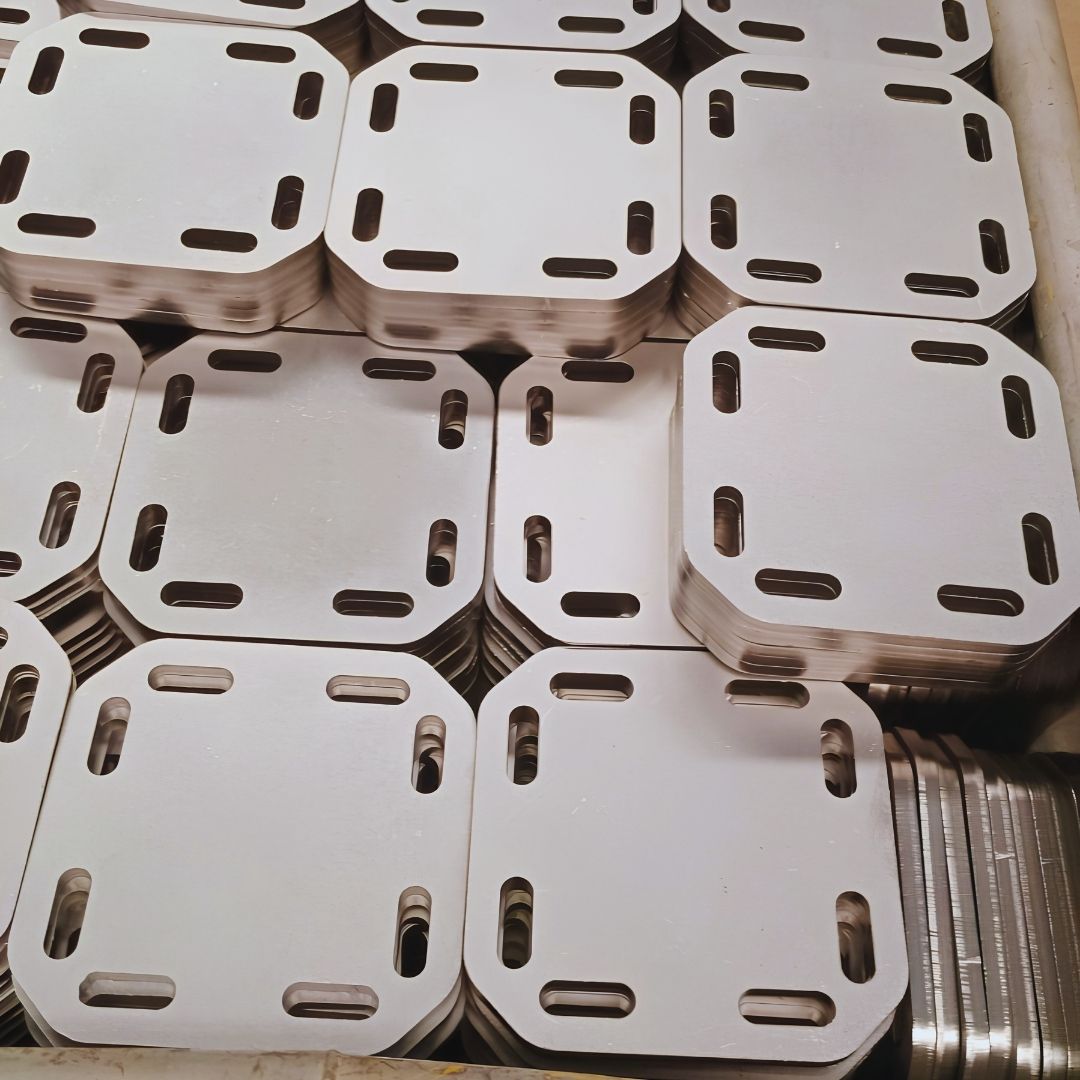 O sucesso de qualquer etapa posterior na manufatura de componentes metálicos, seja uma pintura decorativa ou um revestimento industrial complexo, começa obrigatoriamente na preparação da base. No cenário industrial competitivo, o serviço de jateamento de peças desponta como o método mais eficiente e indispensável para garantir a longevidade dos materiais.