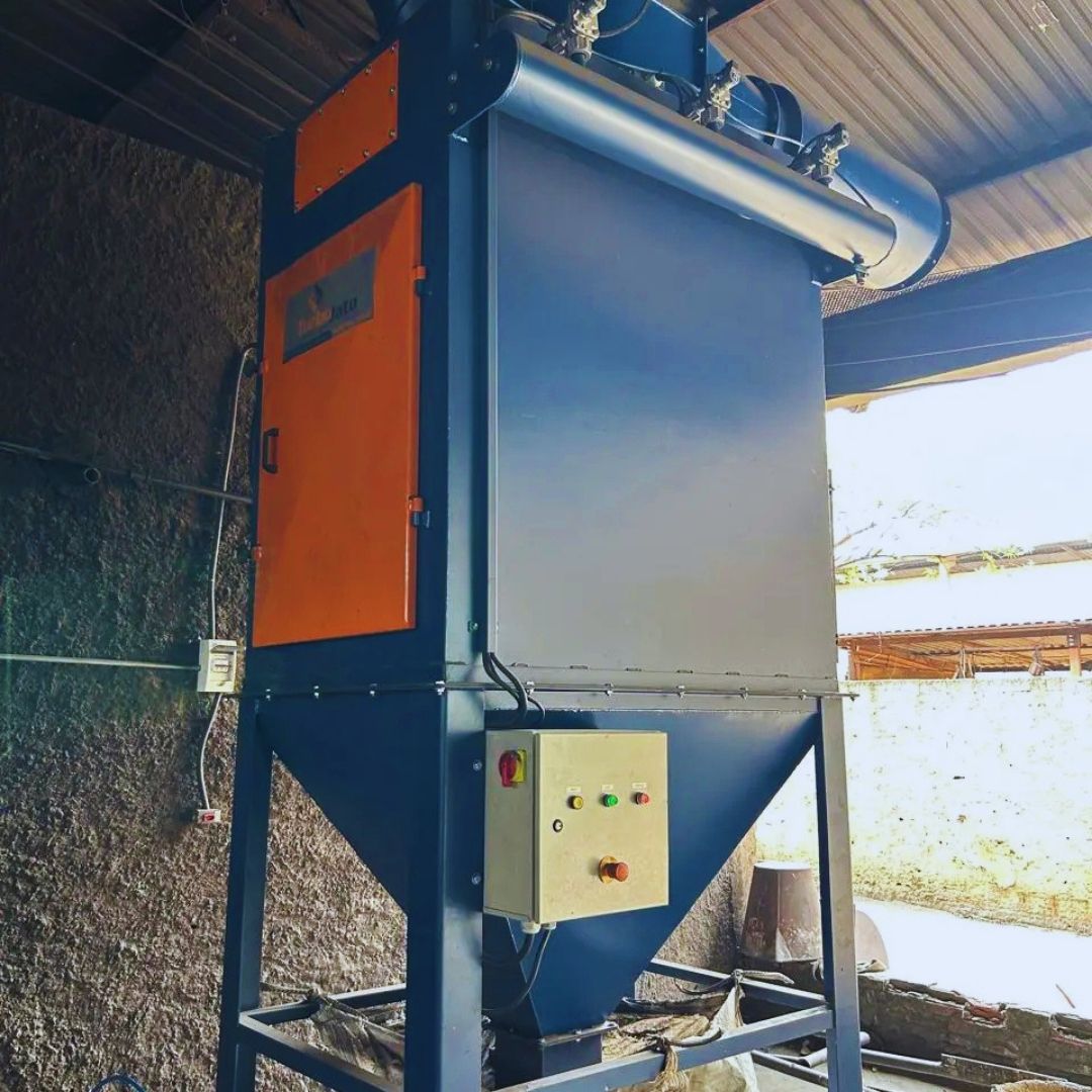 No dia a dia do chão de fábrica, a produtividade está intimamente ligada à qualidade do ambiente de trabalho. Processos como soldagem, fundição e, principalmente, o jateamento abrasivo geram uma quantidade massiva de poeira e resíduos que ficam suspensos no ar.