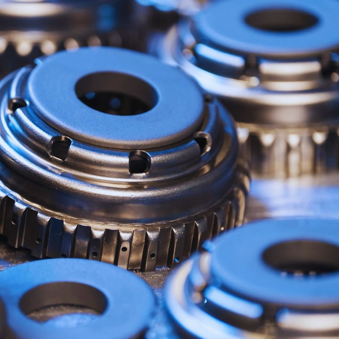 No cenário da engenharia de materiais e manufatura avançada, o desgaste mecânico e a fadiga prematura são grandes desafios para a indústria. Para resolver essas falhas estruturais antes que elas paralisem equipamentos críticos, os serviços de shot peening surgem como a solução definitiva do setor metalmecânico.